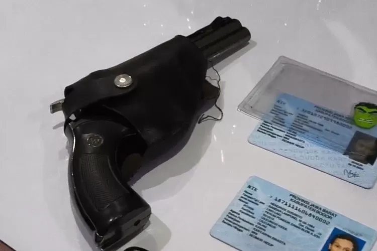 2 Pria Pakai Baju BNN dan Bawa Pistol Mainan untuk Gaya-gayaan