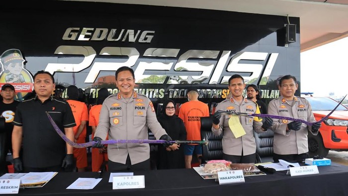 Pemuda di Bekasi Nongkrong Bawa Sajam, Ngacir Saat Didatangi Polisi